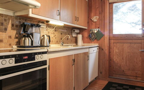 Lis - 300M from the Sea: Küche, Küchengerät, Countertop, Major Appliance, Cabinetry, Möbel, Holz, Interior Design, Flooring, Herd