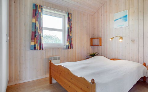 Karlsson - 500M from the Sea: Bett, Schlafzimmer, Holz, Bettdecke, Fussboden, Interior Design, Flooring, Bedding, Decke, Möbel