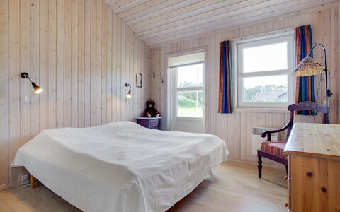 Karlsson - 500M from the Sea: Schlafzimmer, Bett, Flooring, Interior Design, Holz, Fussboden, Decke, Bettdecke, Holzboden, Bedding