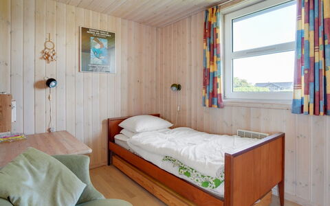 Karlsson - 500M from the Sea: Holz, Schlafzimmer, Interior Design, Bett, Fussboden, Flooring, Möbel, Decke, Zimmer, Bettrahmen