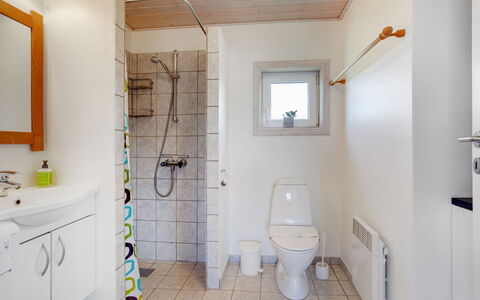 Karlsson - 500M from the Sea: Armatur, Flooring, Badezimmer, Wand, Bad Sink, Fussboden, Sinken, Interior Design, Holz, Toilleten Sitz