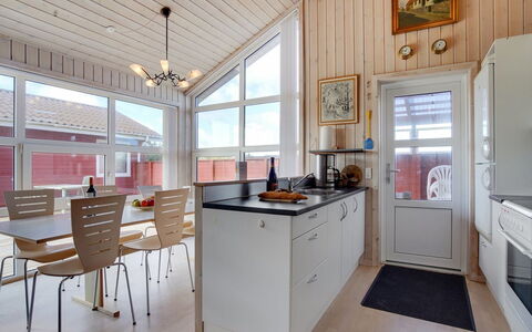 Karlsson - 500M from the Sea: Holz, Decke, Küche, Interior Design, Flooring, Möbel, Countertop, Fussboden, Zuhause, Cabinetry