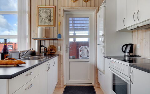Karlsson - 500M from the Sea: Küche, Küchengerät, Flooring, Major Appliance, Holz, Countertop, Interior Design, Fussboden, Cabinetry, Haushaltsgerät