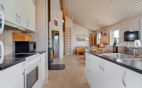 Karlsson - 500M from the Sea: Holz, Haus, Zuhause, Hütte, Decke, Hartholz, Küche, Holzbeize, Holzboden, Planke