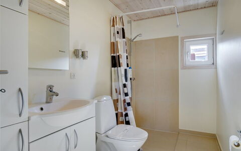 Karlsson - 500M from the Sea: Flooring, Fussboden, Wand, Armatur, Badezimmer, Holz, Interior Design, Toilleten Sitz, Toilette, Sinken