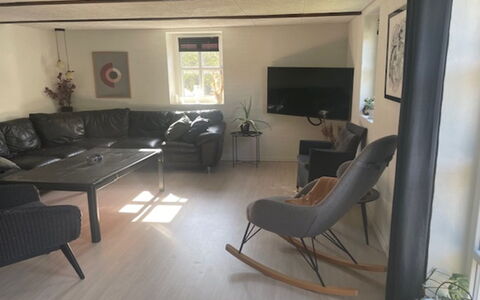 Nara - 500M from the Sea: Flooring, Möbel, Fussboden, Holz, Interior Design, Wohnzimmer, Holzboden, Couch, Beleuchtung, Zuhause
