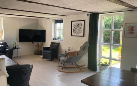 Nara - 500M from the Sea: Möbel, Flooring, Fussboden, Interior Design, Holz, Stuhl, Decke, Tabelle, Zimmer, Beleuchtung