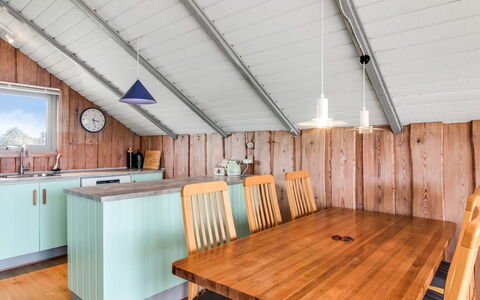 Andrina - 200M from the Sea: Holz, Decke, Interior Design, Flooring, Fussboden, Möbel, Zuhause, Zimmer, Holzboden, Holzbeize