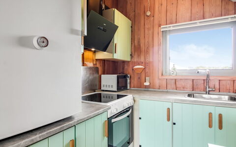 Andrina - 200M from the Sea: Holz, Interior Design, Decke, Küche, Major Appliance, Küchengerät, Countertop, Holzbeize, Cabinetry, Haushaltsgerät