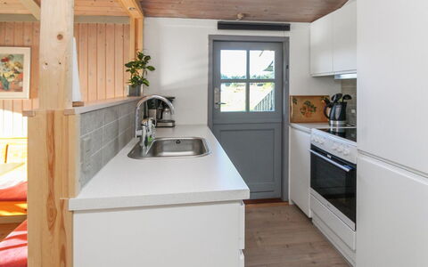 Daje - 600M from the Sea: Küche, Flooring, Holz, Interior Design, Countertop, Möbel, Küchengerät, Fussboden, Major Appliance, Decke
