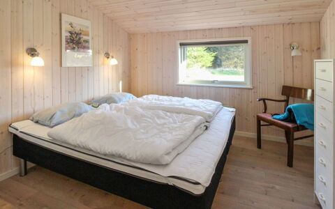 Daje - 600M from the Sea: Holz, Schlafzimmer, Bett, Decke, Interior Design, Bettdecke, Bettrahmen, Bedding, Fussboden, Flooring
