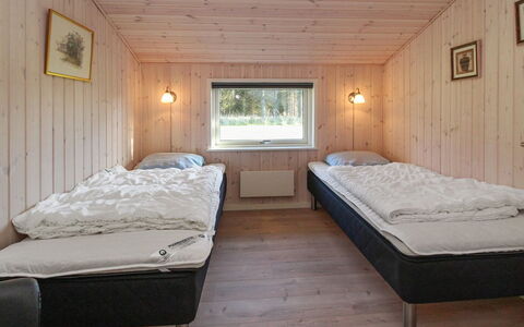 Daje - 600M from the Sea: Holz, Schlafzimmer, Bett, Decke, Bedding, Bettdecke, Bettrahmen, Hartholz, Holzbeize, Planke