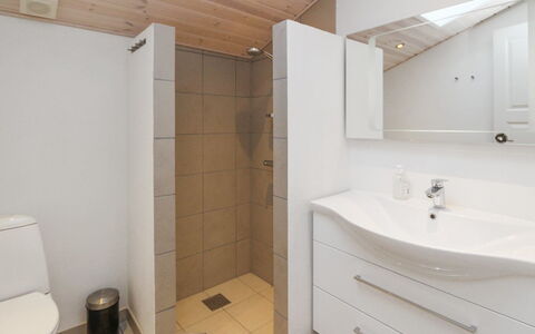 Daje - 600M from the Sea: Flooring, Fussboden, Bad Sink, Armatur, Interior Design, Holz, Badezimmer, Sinken, Badezimmerschrank, Decke