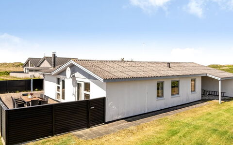 Majvor - 100M from the Sea: Dach, Haus, Zuhause, Hütte, Abstellgleis, Estate, Auffahrt, Gartenbauten, Garten, Schuppen