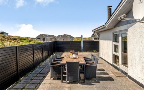 Majvor - 100M from the Sea: Dach, Haus, Zuhause, Hütte, Abstellgleis, Estate, Auffahrt, Gartenbauten, Garten, Schuppen