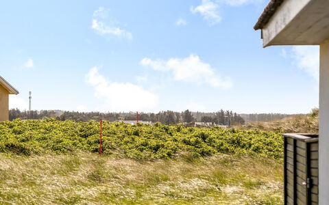 Majvor - 100M from the Sea: Dach, Haus, Zuhause, Hütte, Abstellgleis, Estate, Auffahrt, Gartenbauten, Garten, Schuppen