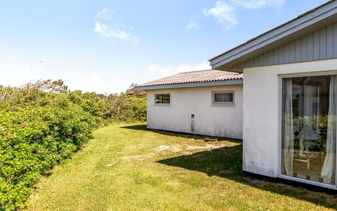 Majvor - 100M from the Sea: Dach, Haus, Zuhause, Hütte, Abstellgleis, Estate, Auffahrt, Gartenbauten, Garten, Schuppen