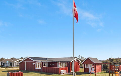 Fiene - 300M from the Sea: Wohngebiet, Dach, Vorort, Auffahrt, Estate, Kamin