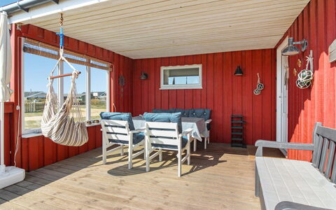Fiene - 300M from the Sea: Wohngebiet, Dach, Vorort, Auffahrt, Estate, Kamin
