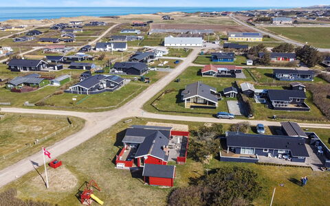 Fiene - 300M from the Sea: Wohngebiet, Dach, Vorort, Auffahrt, Estate, Kamin