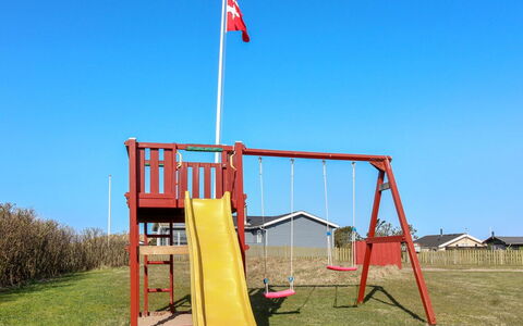Fiene - 300M from the Sea: Wohngebiet, Dach, Vorort, Auffahrt, Estate, Kamin