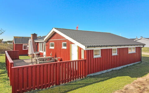 Fiene - 300M from the Sea: Wohngebiet, Dach, Vorort, Auffahrt, Estate, Kamin