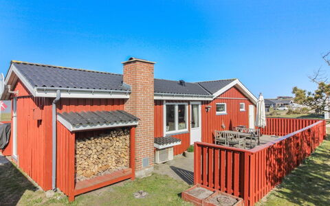 Fiene - 300M from the Sea: Wohngebiet, Dach, Vorort, Auffahrt, Estate, Kamin