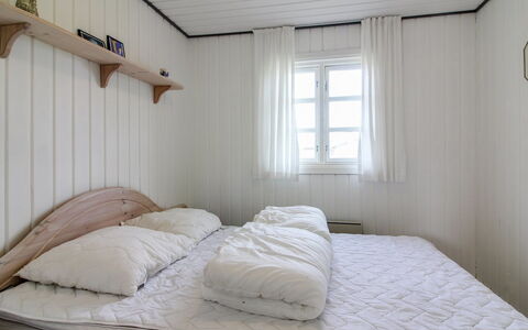 Demus - 900M from the Sea: Holz, Schlafzimmer, Bett, Fussboden, Bettdecke, Flooring, Bedding, Interior Design, Linens, Bettrahmen