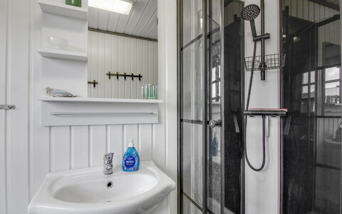 Demus - 900M from the Sea: Armatur, Bad Sink, Interior Design, Sinken, Badezimmer, Flooring, Fussboden, Zapfhahn, Installation, Zimmer