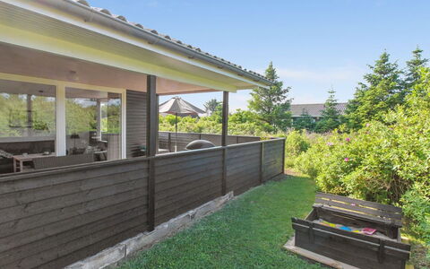 Demus - 900M from the Sea: Zuhause, Veranda, Schatten, Abstellgleis, Garten, Hütte, Deck, Zaun, Garten, Landscaping