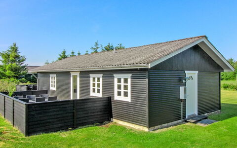 Demus - 900M from the Sea: Haus, Dach, Zuhause, Hütte, Abstellgleis, Ground, Rasen, Garten, Gartenbauten, Garten