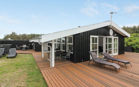 Nienke - 700M from the Sea: Wohngebiet, Dach, Vorort, Auffahrt, Estate, Kamin