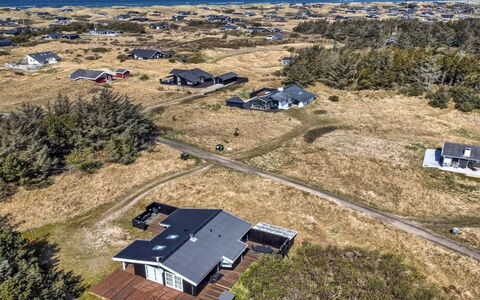 Nienke - 700M from the Sea: Wohngebiet, Dach, Vorort, Auffahrt, Estate, Kamin