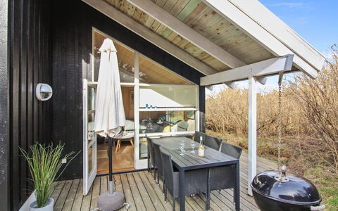 Ømod - 300M from the Sea: Holz, Veranda, Zuhause, Tür, Hütte, Dach, Deck, Hartholz, Stuhl, Gartenbauten