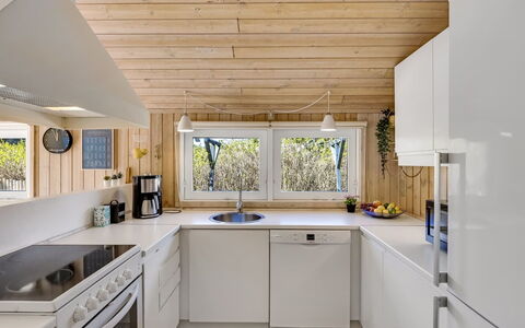 Ømod - 300M from the Sea: Küche, Countertop, Küchengerät, Interior Design, Flooring, Major Appliance, Cabinetry, Möbel, Holz, Decke