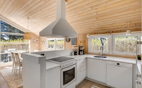 Ømod - 300M from the Sea: Küche, Countertop, Flooring, Interior Design, Küchengerät, Möbel, Holz, Fussboden, Decke, Major Appliance