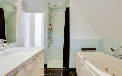 Thythulf - 550M from the Sea: Badezimmer, Flooring, Armatur, Interior Design, Fussboden, Badewanne, Decke, Zapfhahn, Installation, Sinken