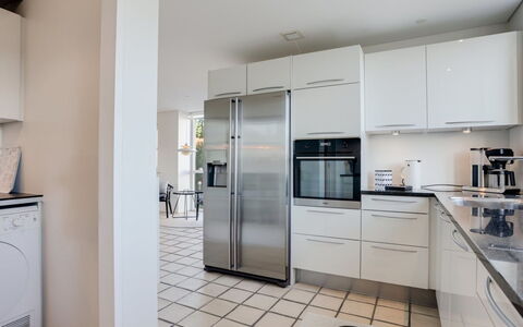 Thythulf - 550M from the Sea: Küchengerät, Küche, Flooring, Major Appliance, Countertop, Interior Design, Fussboden, Cabinetry, Haushaltsgerät, Decke