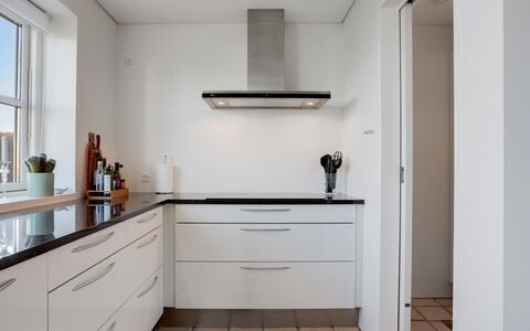 Thythulf - 550M from the Sea: Küche, Countertop, Flooring, Cabinetry, Interior Design, Holz, Küchengerät, Fussboden, Zuhause, Schublade