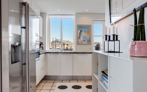Thythulf - 550M from the Sea: Küchengerät, Küche, Countertop, Flooring, Interior Design, Cabinetry, Major Appliance, Möbel, Fussboden, Holz