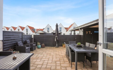 Thythulf - 550M from the Sea: Zuhause, Die Architektur, Wohngebiet, Dach, Tür, Schatten, Gartenmöbel, Stuhl, Hof, Garten