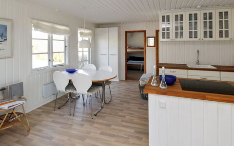 Adelita - 100M from the Sea: Wohngebiet, Dach, Vorort, Auffahrt, Estate, Kamin