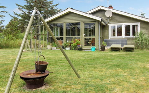 Ele - 900M from the Sea: Haus, Zuhause, Tür, Dach, Hütte, Estate, Garten, Schatten, Abstellgleis, Garten