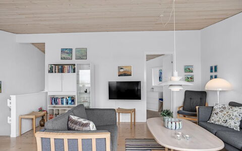 Radica - 50M from the Sea: Möbel, Interior Design, Flooring, Fussboden, Holz, Decke, Wohnzimmer, Couch, Zimmer, Zuhause