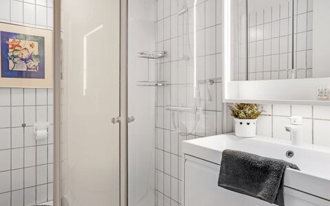 Radica - 50M from the Sea: Interior Design, Badezimmer, Armatur, Flooring, Fussboden, Bad Sink, Badezimmerschrank, Sinken, Installation, Decke