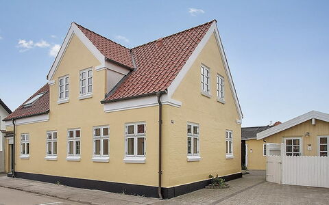 Fritzy - 75M from the Sea: Möbel, Interior Design, Stuhl, Flooring, Tabelle, Resort, Fussboden, Decke, Zimmer, Eco Hotel