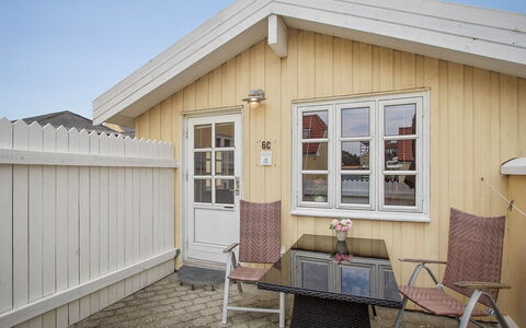 Fritzy - 75M from the Sea: Möbel, Interior Design, Stuhl, Flooring, Tabelle, Resort, Fussboden, Decke, Zimmer, Eco Hotel