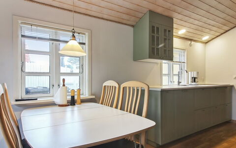 Fritzy - 75M from the Sea: Möbel, Couch, Interior Design, Flooring, Wohnzimmer, Fussboden, Dekokissen, Zimmer, Kissen