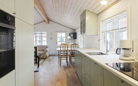 Fritzy - 75M from the Sea: Möbel, Couch, Interior Design, Flooring, Wohnzimmer, Fussboden, Dekokissen, Zimmer, Kissen