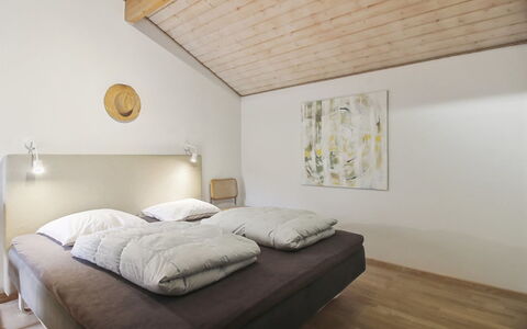 Fritzy - 75M from the Sea: Möbel, Couch, Interior Design, Flooring, Wohnzimmer, Fussboden, Dekokissen, Zimmer, Kissen